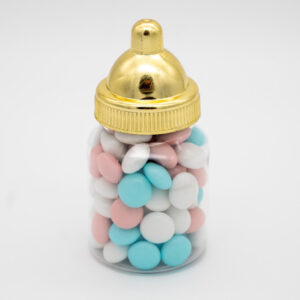 Babyflesje met blauwe, roze en witte chocolade dragees en een goudkleurige dop