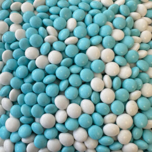 Mini chocoladedragees in blauw en wit